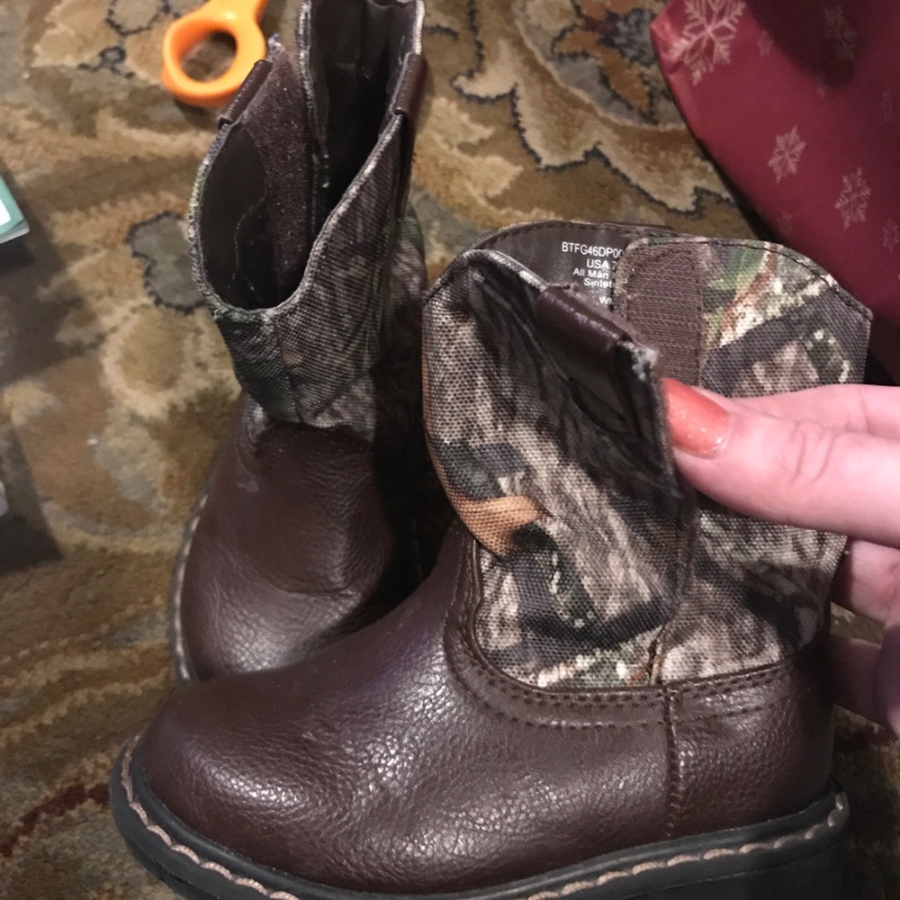 Toddler camo Velcro boots size 7